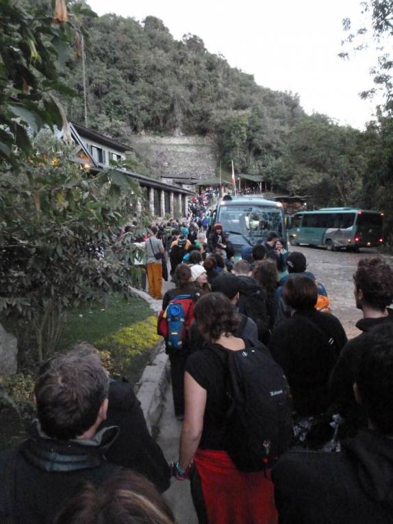 Seis da manhã e a fila para entrar nas ruínas Machu Picchu, no Peru, já está enorme